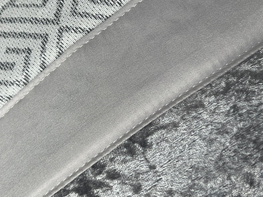 Colcha SUZY Elegante – Conjunto Decorativo con Tres Almohadas, 250 x 260 cm - COLOR GRIS CLARO
