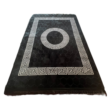 Tapete clássico preto com rebordo branco, de inspiração oriental – estilo árabe.