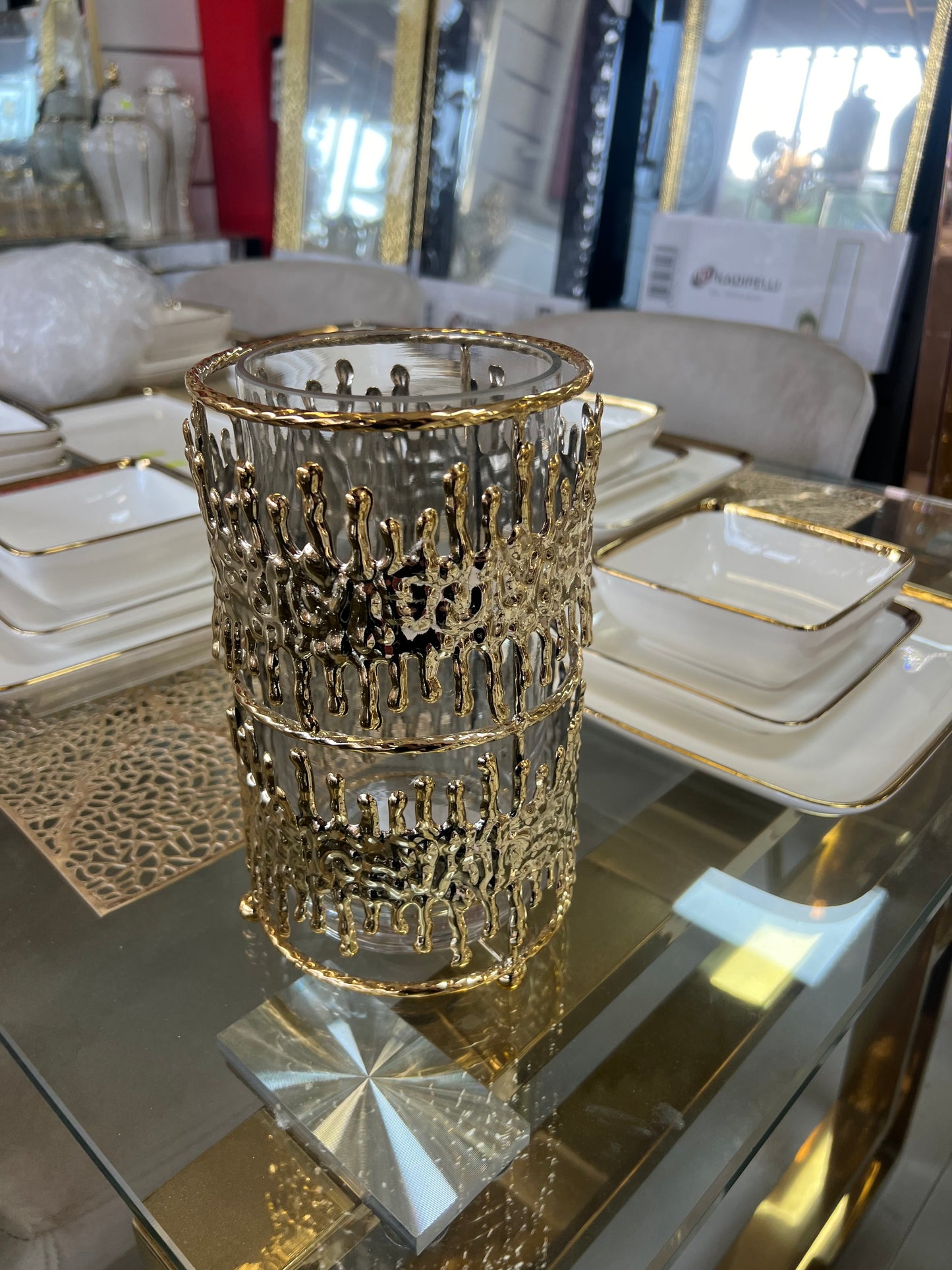Portavelas cilíndrico decorado con cadenas doradas