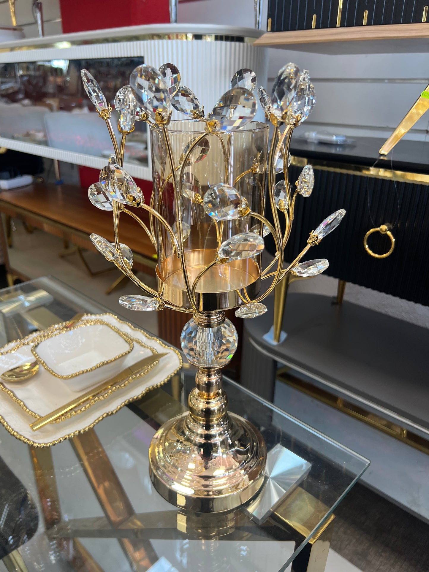 Portavelas elegante con flores de cristal doradas