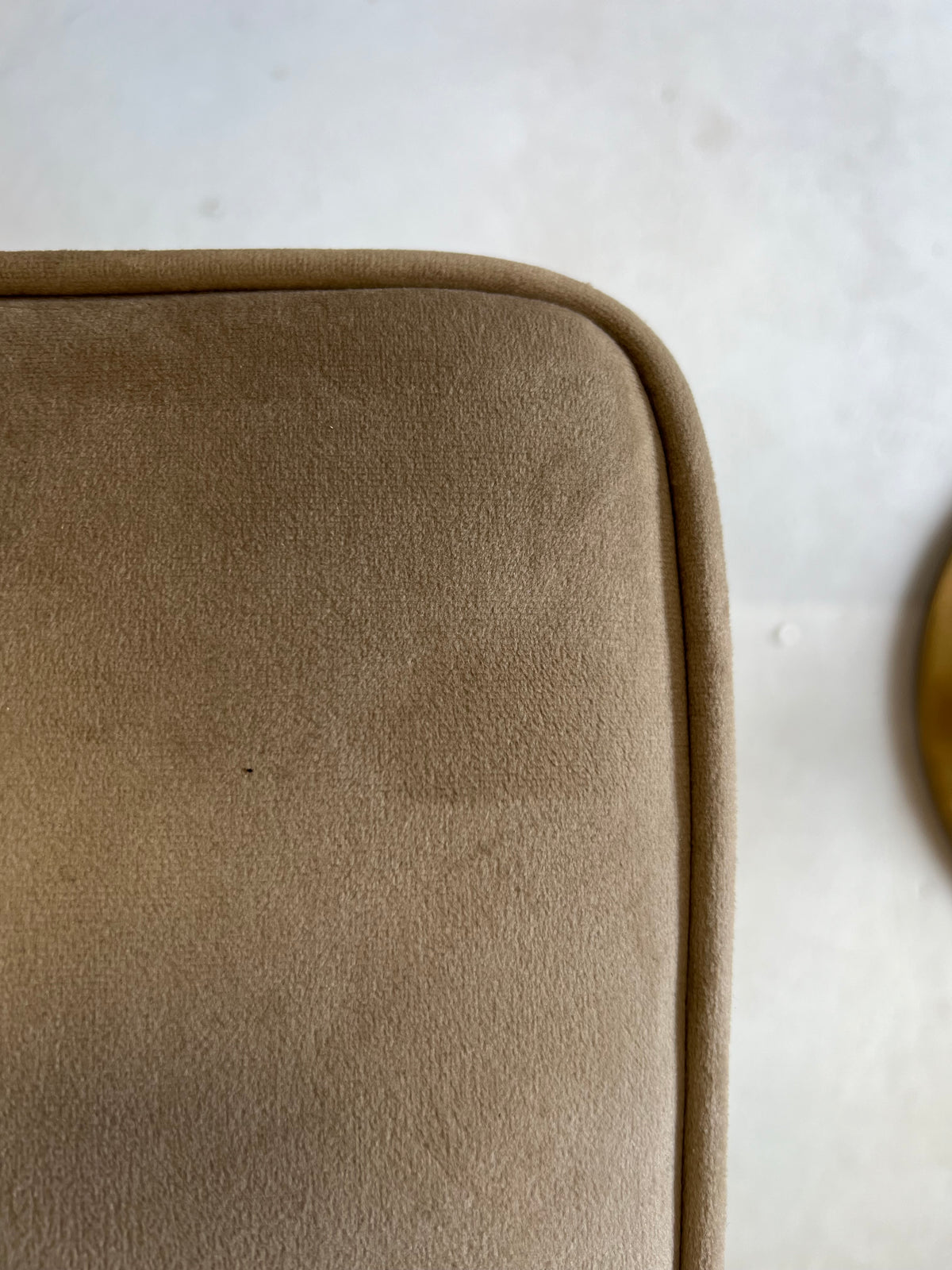 Silla Capitonio de terciopelo · Beige oscuro y gris