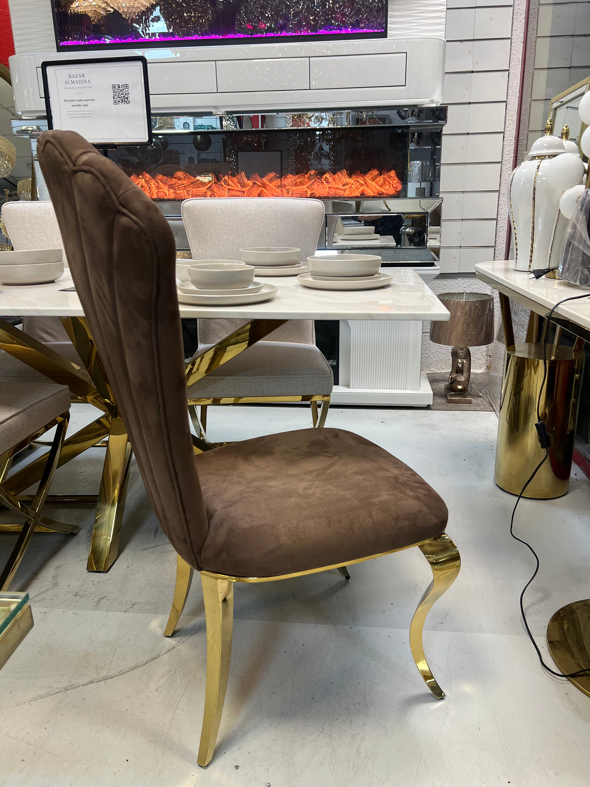 Silla Rey de terciopelo marrón con patas doradas