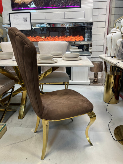 Silla Rey de terciopelo marrón con patas doradas