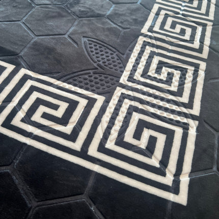 Tapete clássico preto com rebordo branco, de inspiração oriental – estilo árabe.
