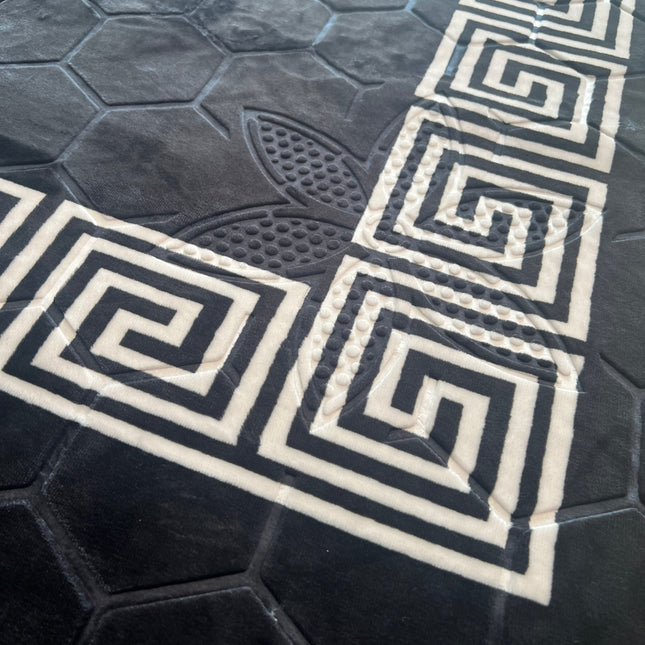 Tapete clássico preto com rebordo branco, de inspiração oriental – estilo árabe.