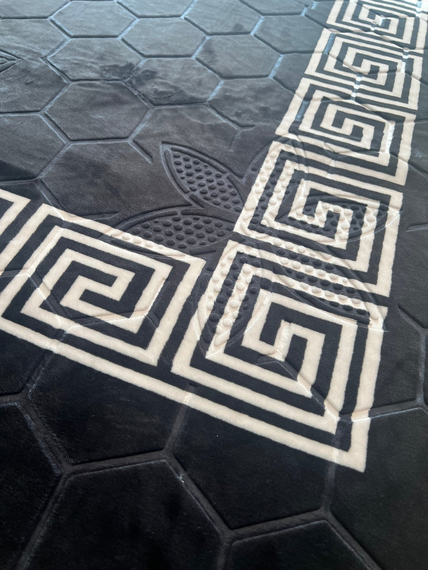 Alfombra Clásica Negra con Cenefa Blanca de Inspiración Oriental – Estilo Árabe