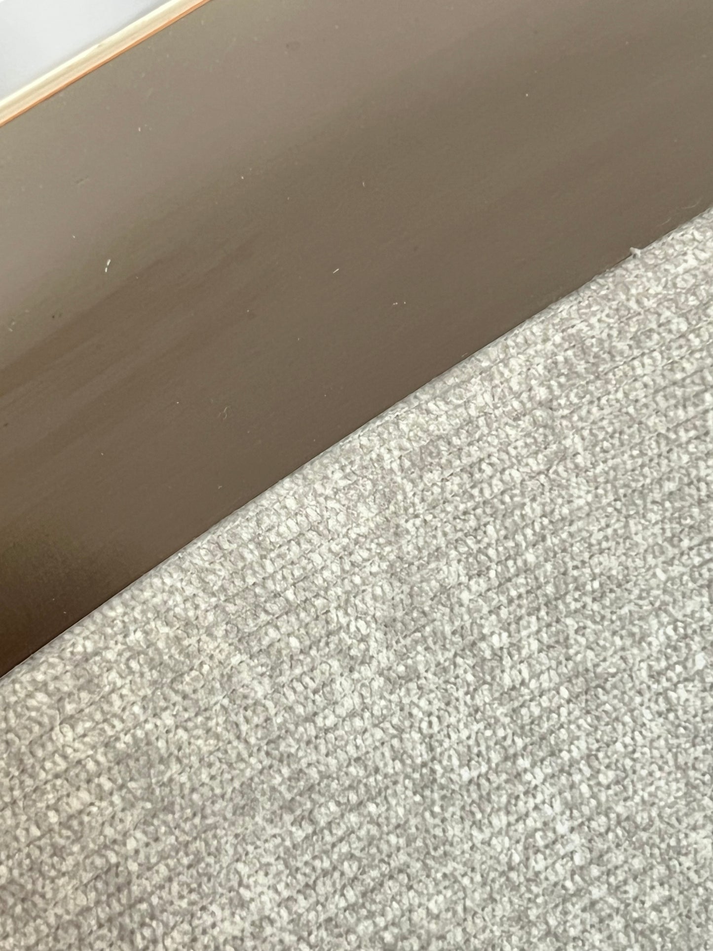 ✨ Silla MODELO NEFERTARI tapizada gris con acabado plateado– Elegancia moderna para tu hogar ✨