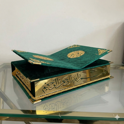 Cofre Decorativo para Corán con Soporte Integrado – Acabado Verde Terciopelo y Detalles Dorados