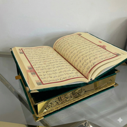 Cofre Decorativo para Corán con Soporte Integrado – Acabado Verde Terciopelo y Detalles Dorados