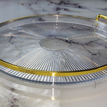 🟠 Bandeja redonda com alças douradas – Elegância para servir ou decorar – Plástico transparente