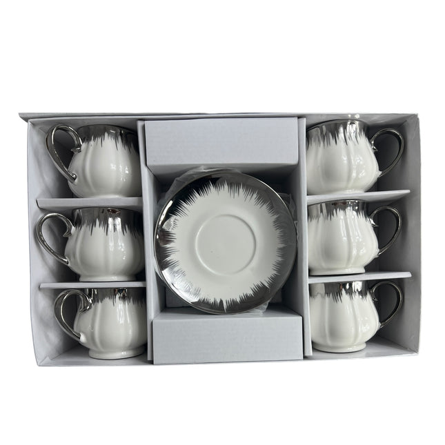 Conjunto de 6 chávenas de chá em porcelana branca com acabamento artístico em prata.