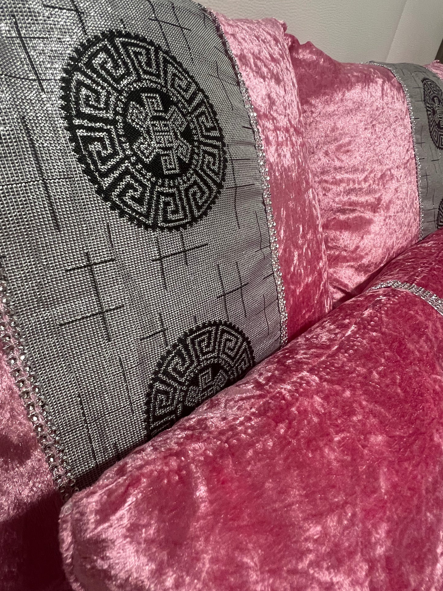 🏯 Colcha TOQUIO Elegante – Conjunto Decorativo con Tres Almohadas, 250 x 260 cm - COLOR ROSA