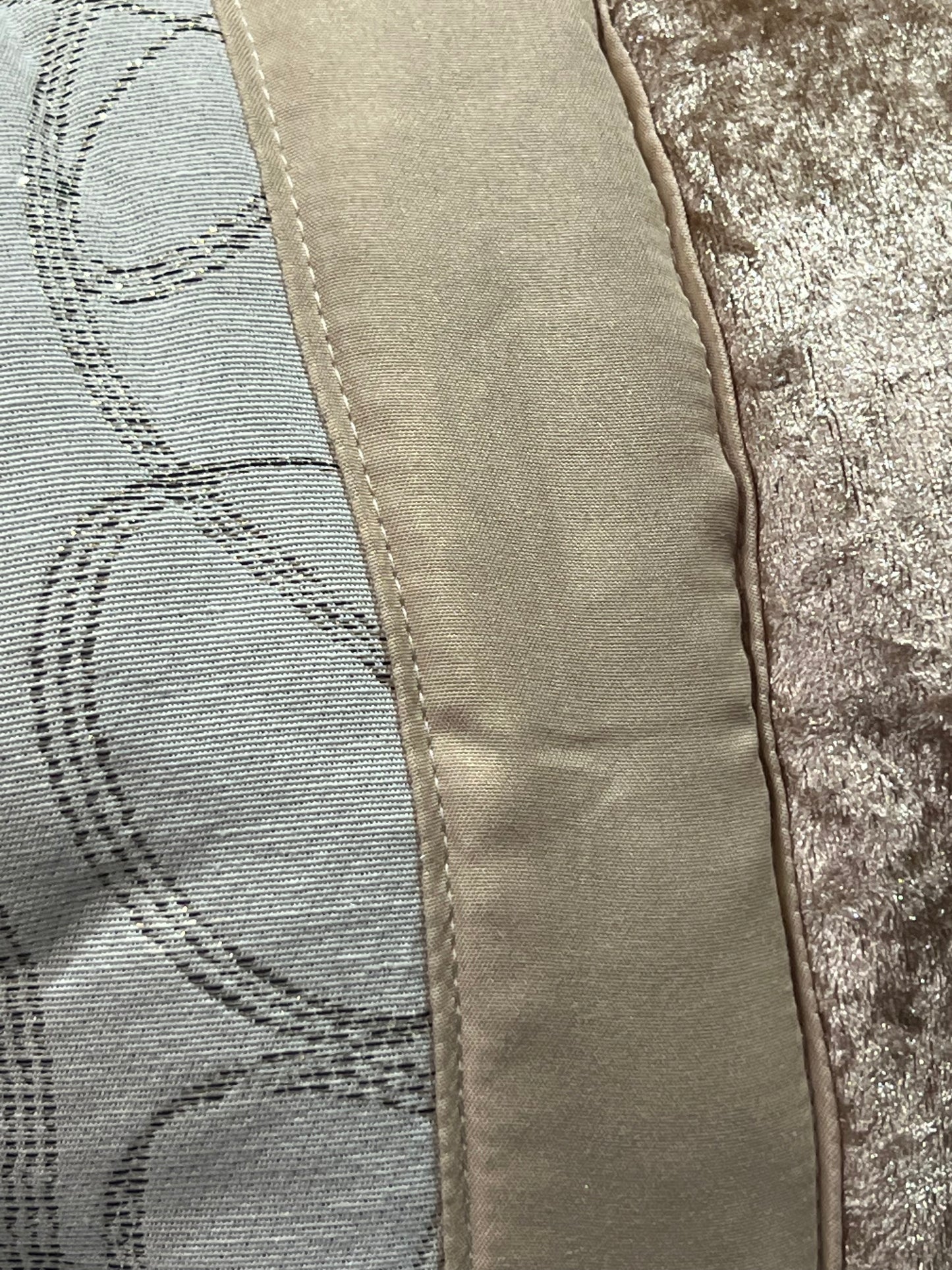 Colcha SOFIA Elegante – Conjunto Decorativo con Tres Almohadas, 250 x 260 cm - COLOR BEIG