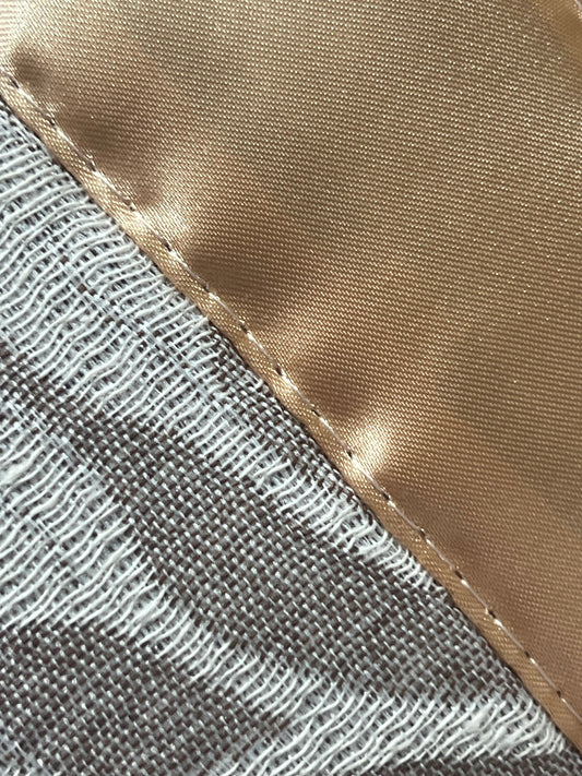 Colcha GOOLD Elegante – Conjunto Decorativo con Dos Almohadas, 250 x 260 cm - COLOR BEIG CON DETALLES EN DORADO