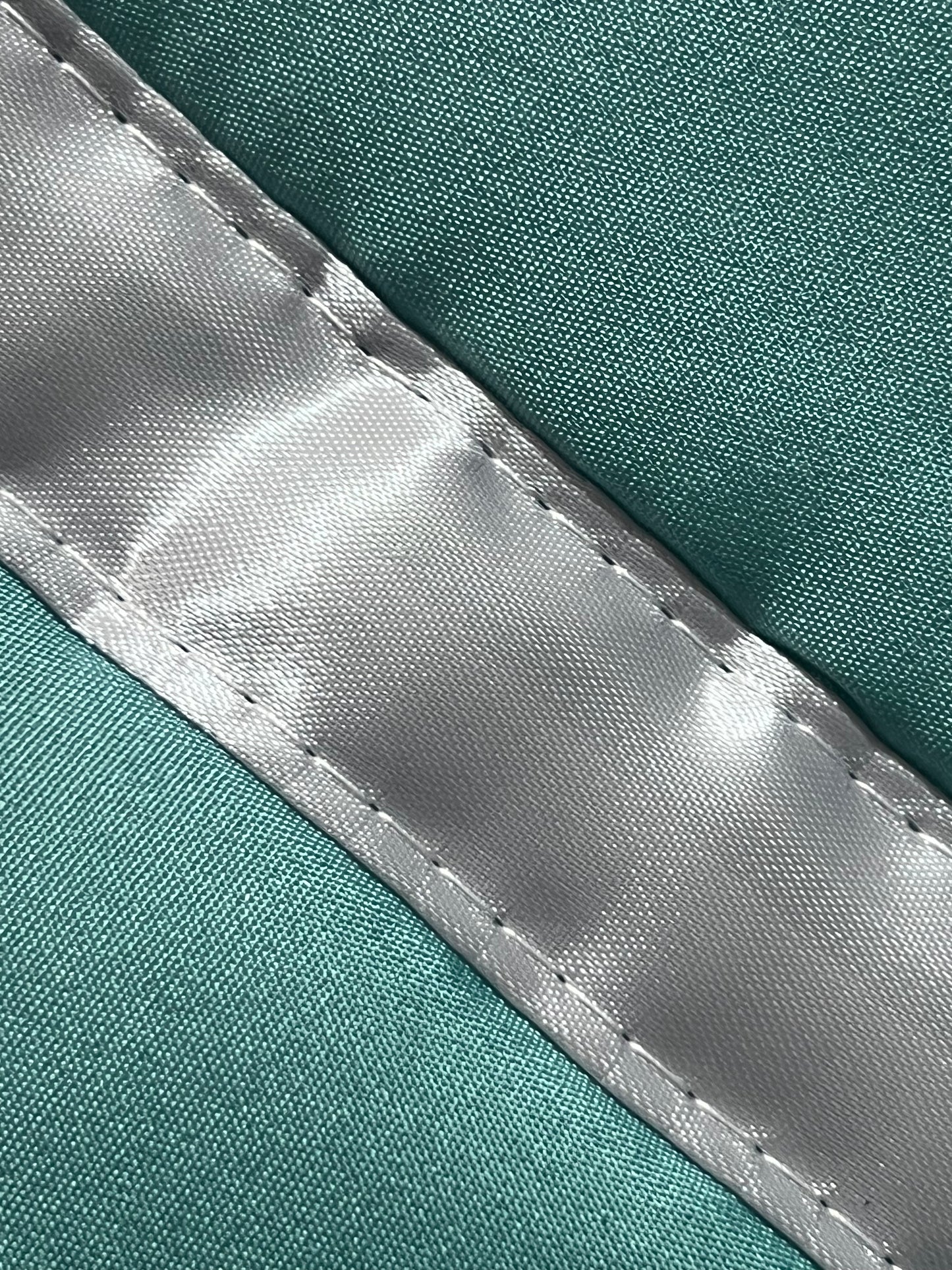 Colcha GOOLD Elegante – Conjunto Decorativo con Dos Almohadas, 250 x 260 cm - COLOR VERDE CON DETALLES EN PLATA