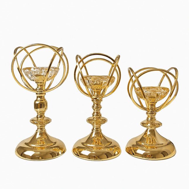 Conjunto de 3 castiçais decorativos em metal banhado a ouro com ponta de cristal lapidado.