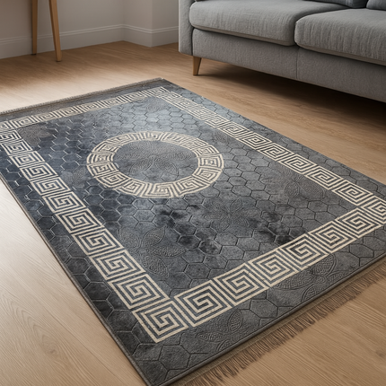 Tapete clássico cinzento com rebordo preto, de inspiração oriental – estilo árabe.
