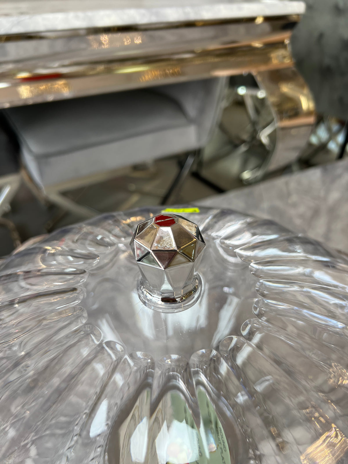 🍰 Expositor Redondo de Plástico con Tapa y Base Dorada o Plata – Elegancia para tus Postres ✨