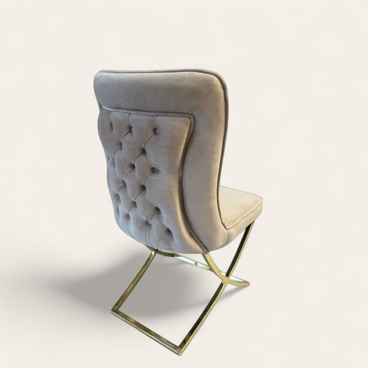 Silla BONGOV03 en terciopelo beige con patas doradas de acero