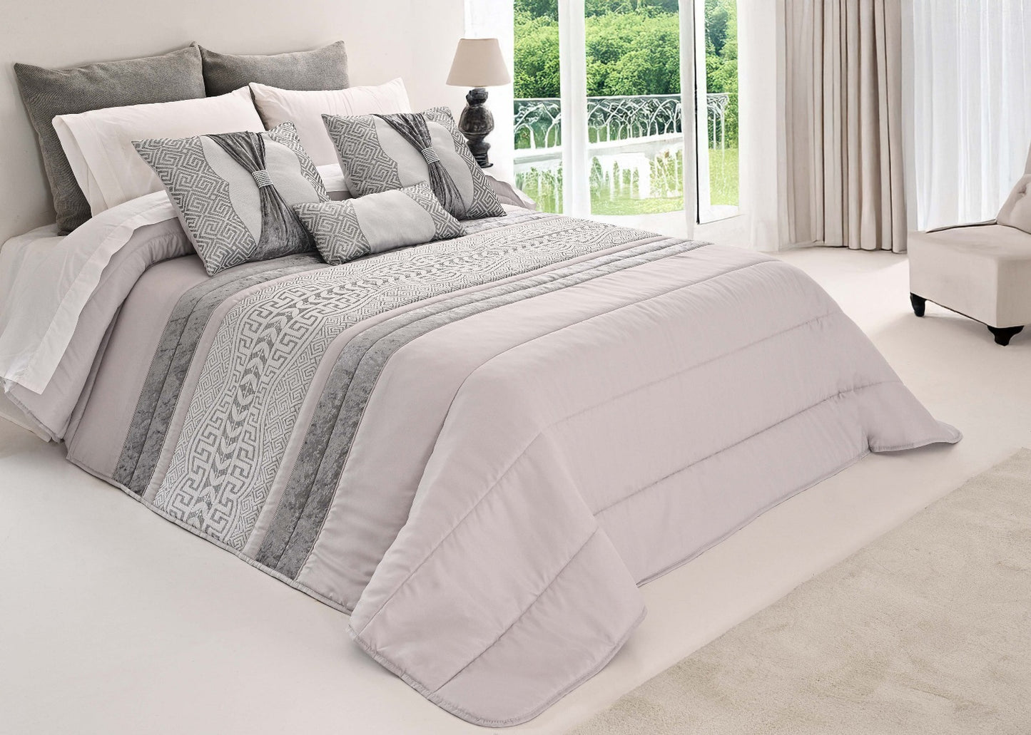 Colcha SUZY Elegante – Conjunto Decorativo con Tres Almohadas, 250 x 260 cm - COLOR GRIS CLARO