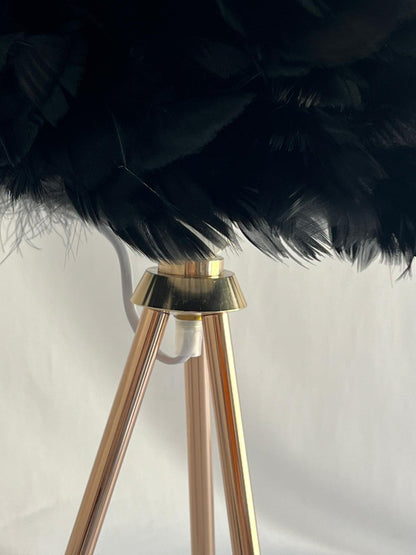 💫 Lámpara Decorativa Plumas Negra – Base Trípode Dorada