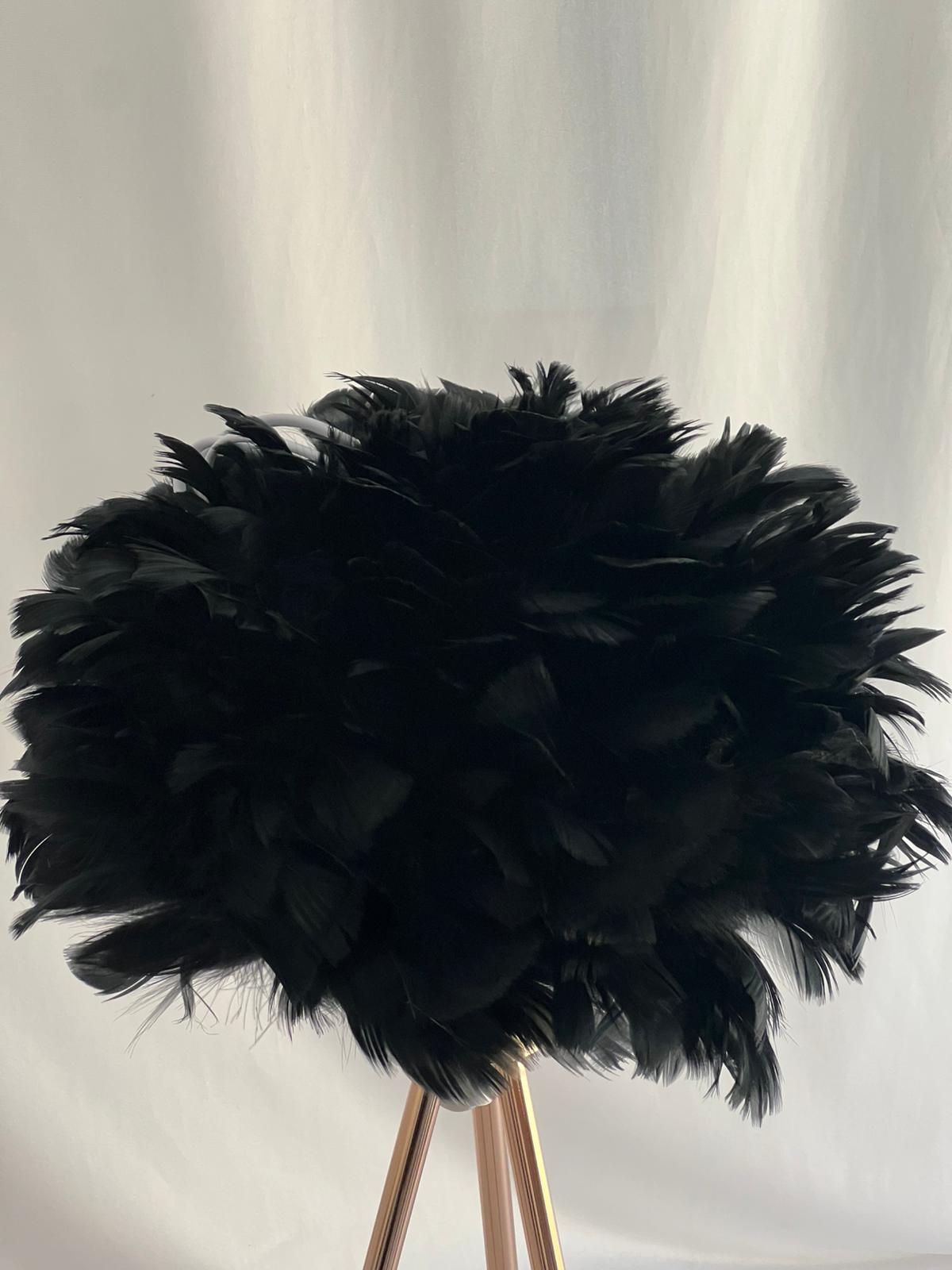 💫 Lámpara Decorativa Plumas Negra – Base Trípode Dorada