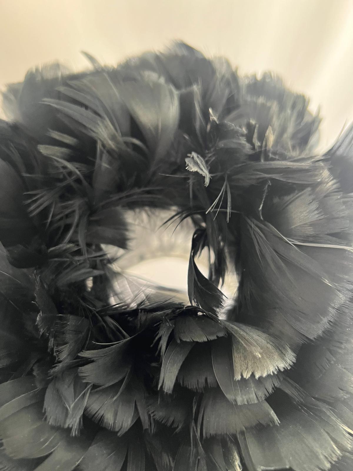 💫 Lámpara Decorativa Plumas Negra – Base Trípode Dorada