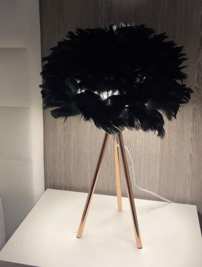 💫 Lámpara Decorativa Plumas Negra – Base Trípode Dorada
