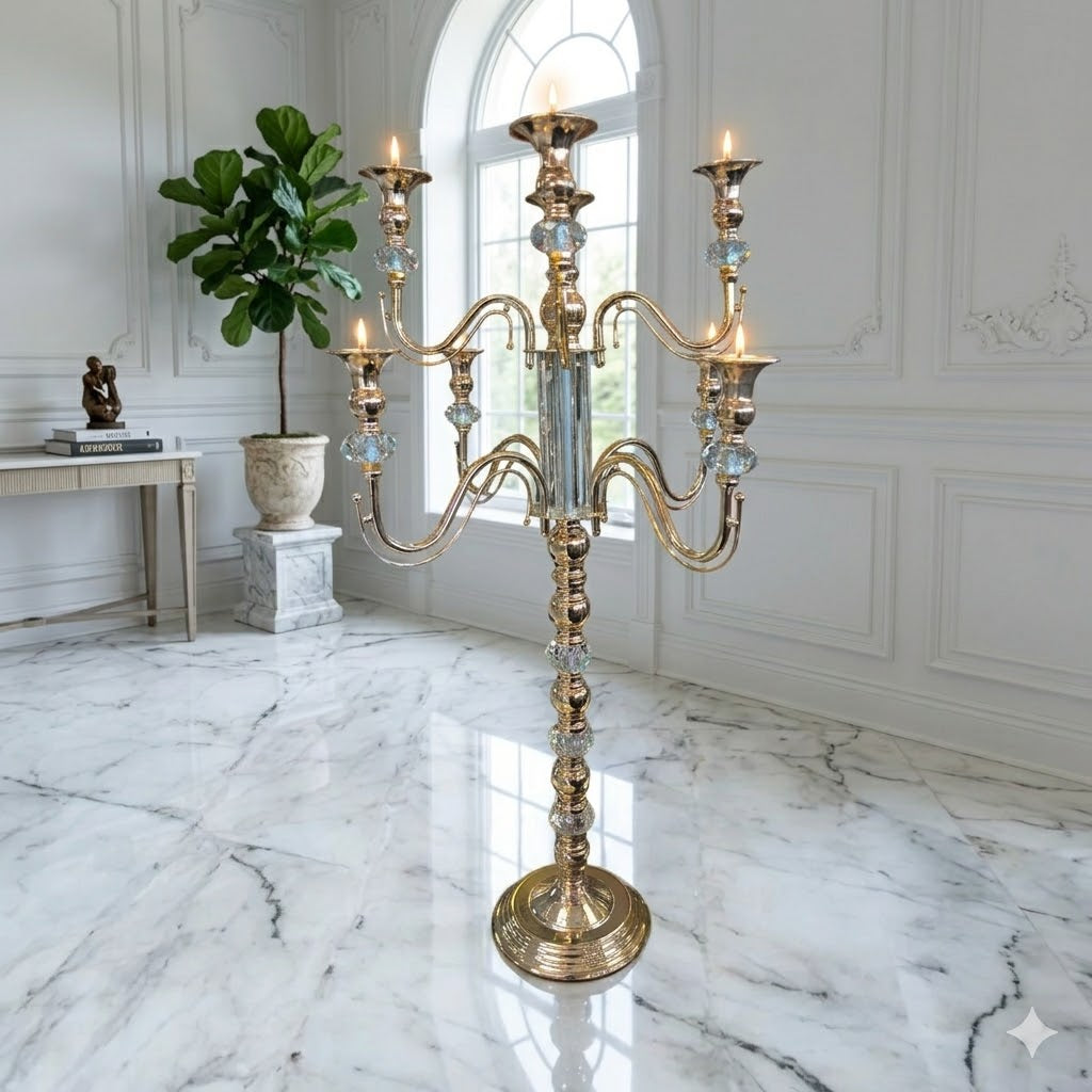 Candelabro de Pie de 5 Brazos en Metal Dorado con Detalles de Cristal