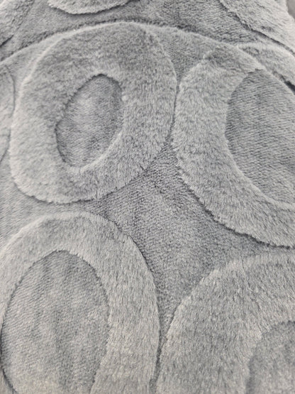 Foto real del relieve de aros del edredón gris antracita