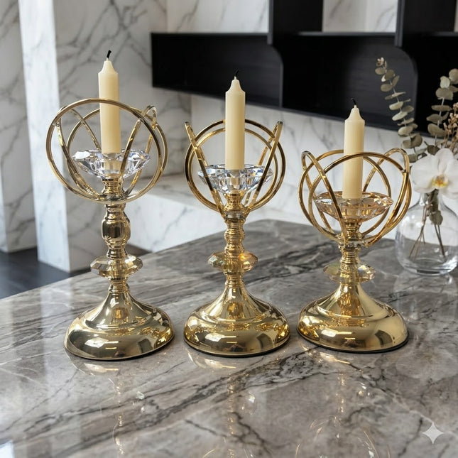 Conjunto de 3 castiçais decorativos em metal banhado a ouro com ponta de cristal lapidado.