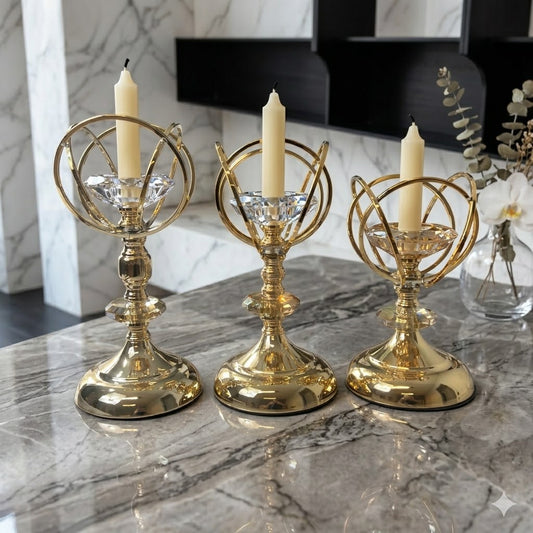 Conjunto de 3 castiçais decorativos em metal banhado a ouro com ponta de cristal lapidado.