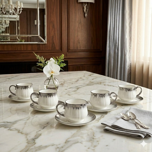 Conjunto de 6 chávenas de chá em porcelana branca com acabamento artístico em prata.