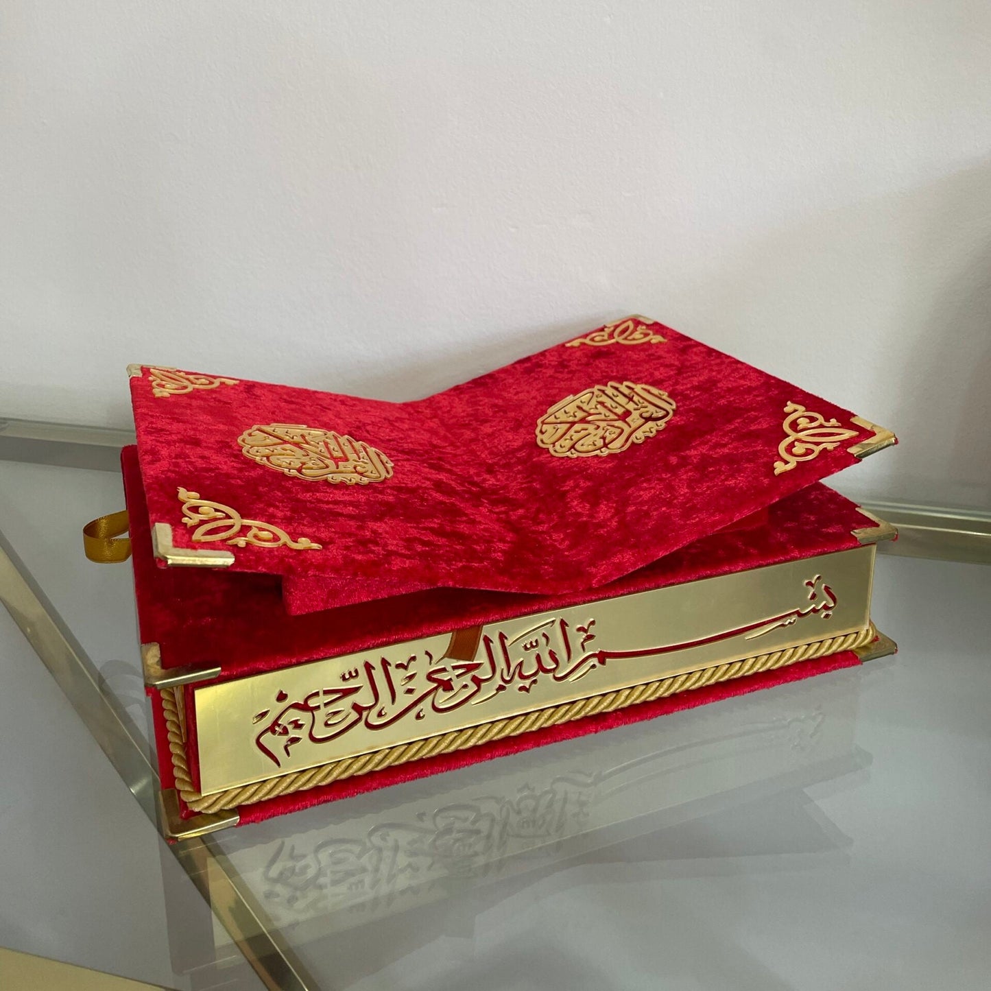 Cofre Decorativo para Corán con Soporte Integrado – Acabado Rojo Terciopelo y Detalles Dorados