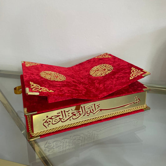 Cofre Decorativo para Corán con Soporte Integrado – Acabado Rojo Terciopelo y Detalles Dorados