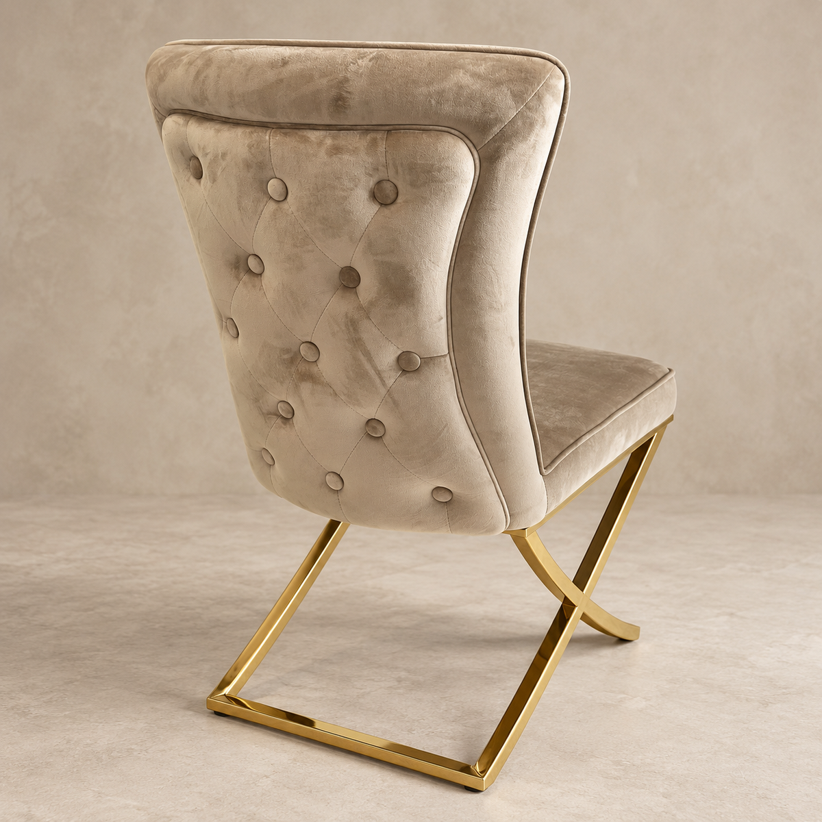 Silla Capitonio de terciopelo beige oscuro centrada, capitoné posterior y base dorada