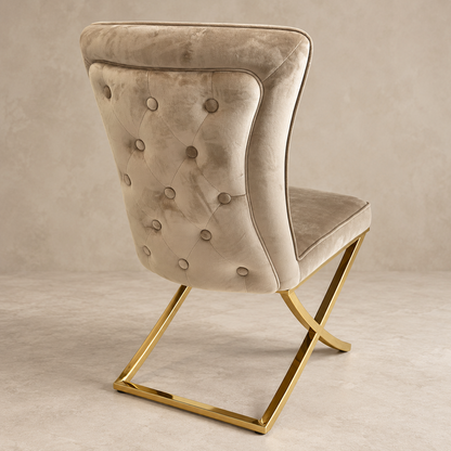Silla Capitonio de terciopelo beige oscuro centrada, capitoné posterior y base dorada