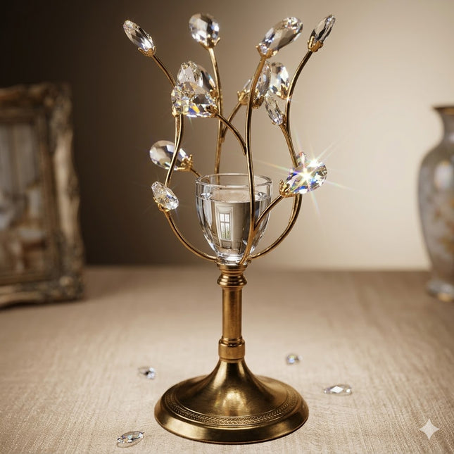 Castiçal em metal dourado e cristal com design de ramos e cristais decorativos.