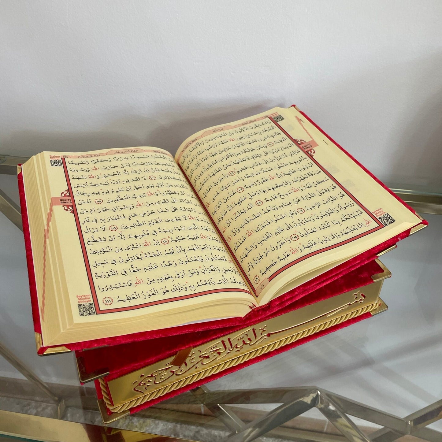 Cofre Decorativo para Corán con Soporte Integrado – Acabado Rojo Terciopelo y Detalles Dorados