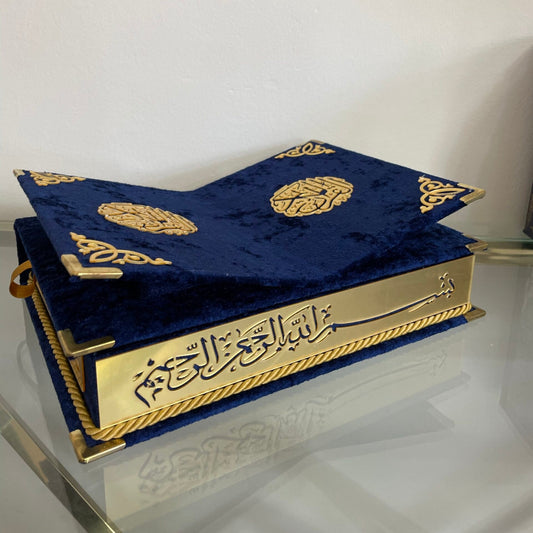Cofre Decorativo para Corán con Soporte Integrado – Acabado Azul Terciopelo y Detalles Dorados