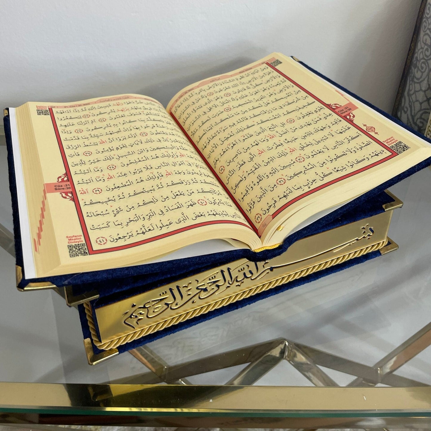 Cofre Decorativo para Corán con Soporte Integrado – Acabado Azul Terciopelo y Detalles Dorados