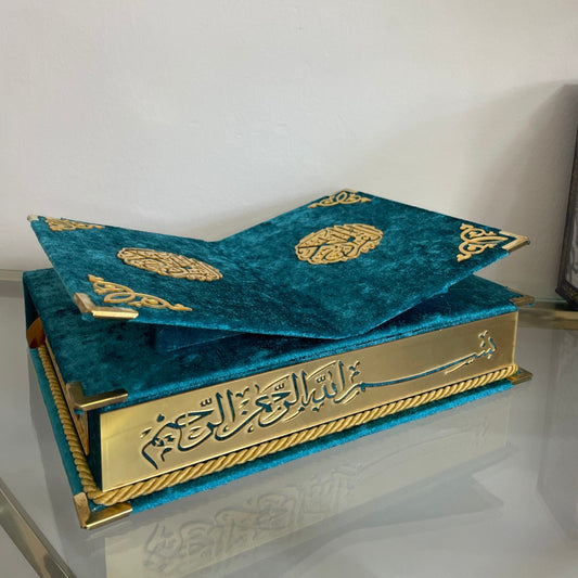 Cofre Decorativo para Corán con Soporte Integrado – Acabado Turquesa Terciopelo y Detalles Dorados