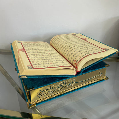 Cofre Decorativo para Corán con Soporte Integrado – Acabado Turquesa Terciopelo y Detalles Dorados