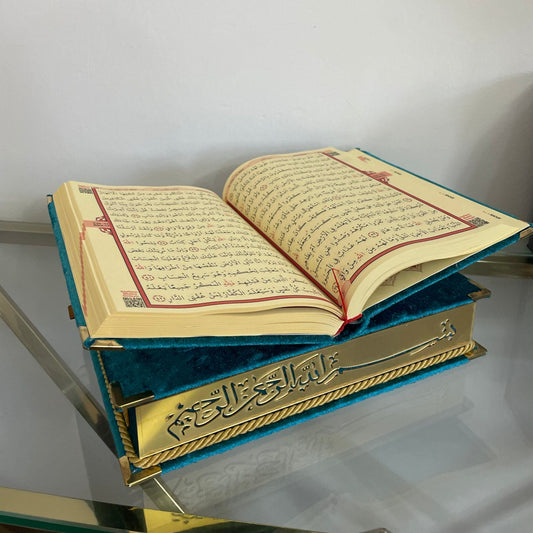 Cofre Decorativo para Corán con Soporte Integrado – Acabado Turquesa Terciopelo y Detalles Dorados