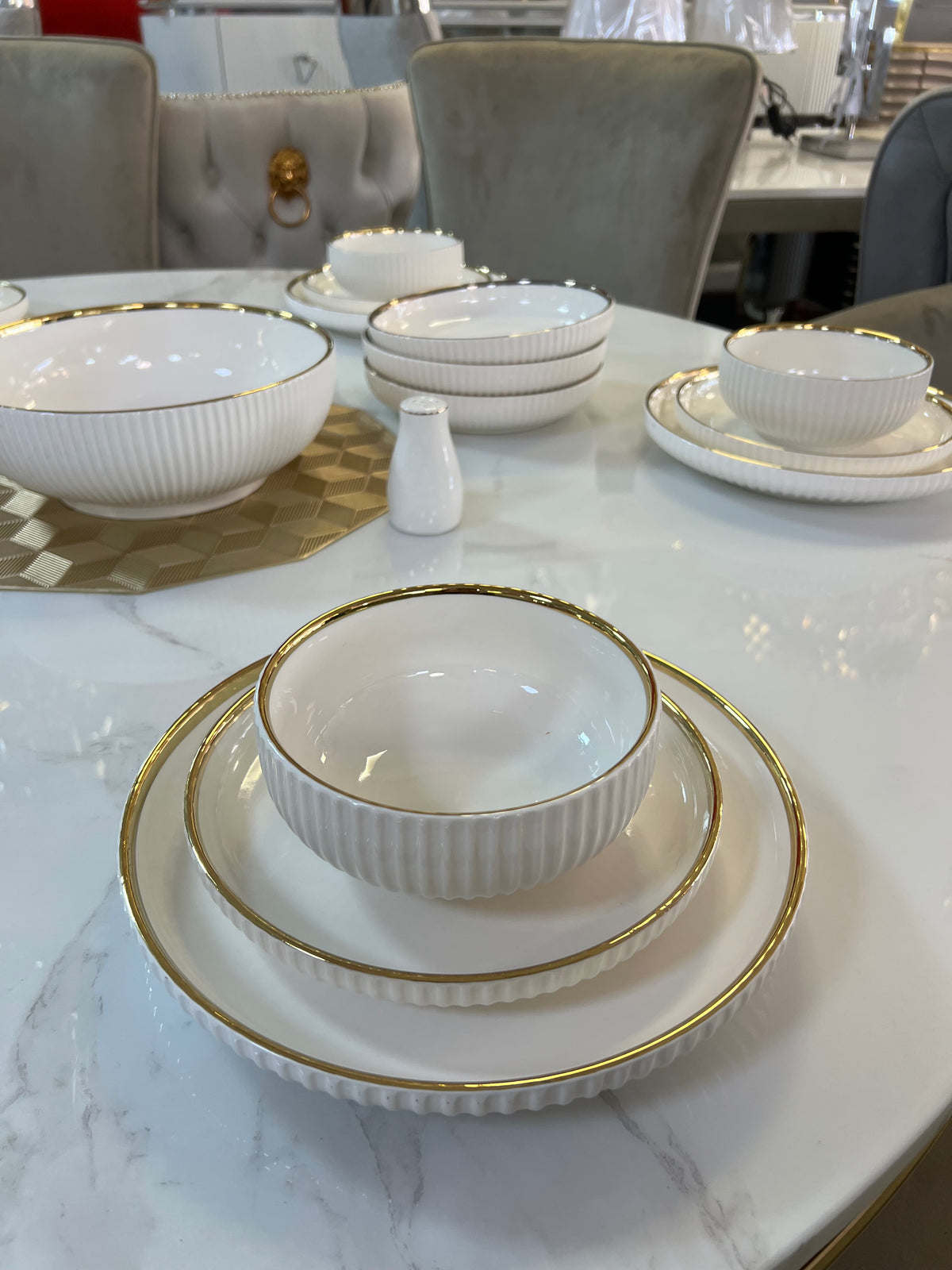 Juego de Vajilla elegante de 27 Piezas con Borde Dorado – Elegancia Clásica para 6 Personas