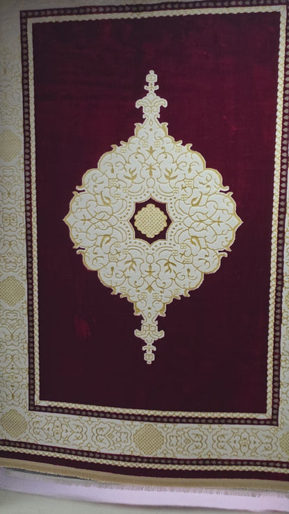 Alfombra Diseño Khanjar Roja con Detalles Dorados – Inspiración Árabe de Lujo