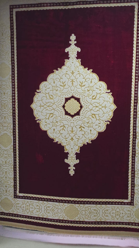 Alfombra Diseño Khanjar Roja con Detalles Dorados – Inspiración Árabe de Lujo