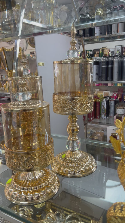 Copón de cristal con tapa y base ornamentada