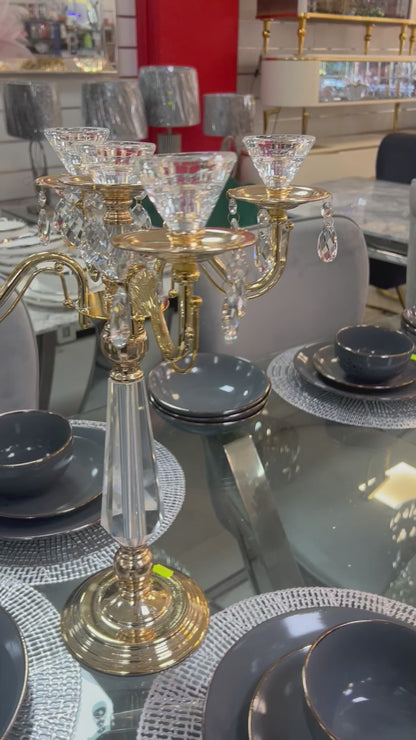 Candelabro con base dorada y copas talladas en cristal
