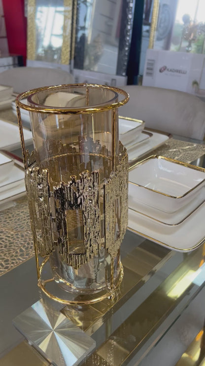 Portavelas decorativo con paneles y cristales en dorado